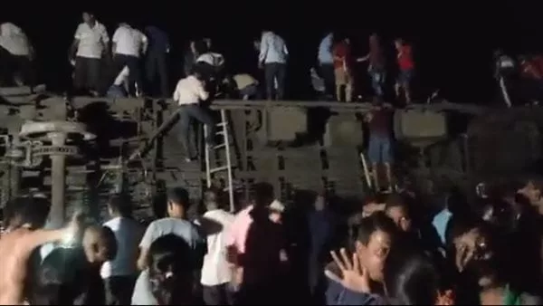 50 قتيلا 500 جريح في اصطدام قطارات بالهند…