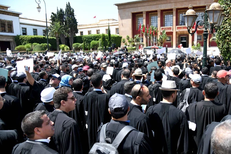 المحامون يرفعون سقف التصعيد: “لن نتراجع عن الدفاع عن الدستور واستقلالية المهنة”